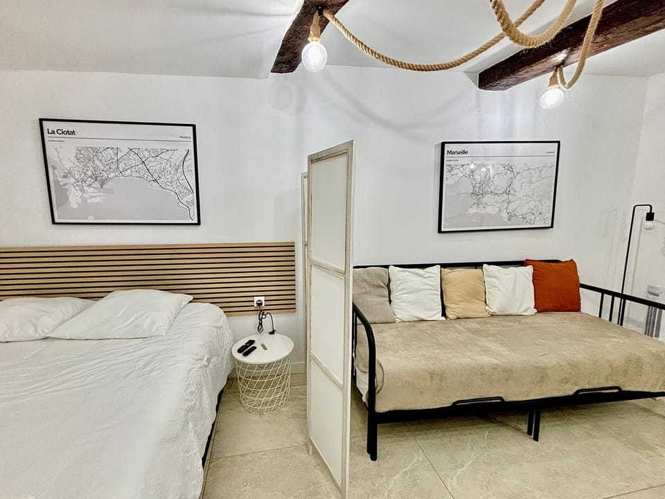 Bed, Living room, Photo of the whole room