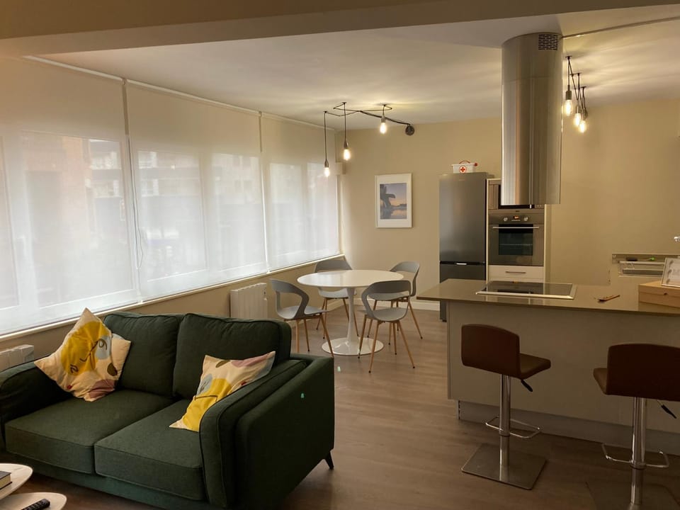 Kitchen or kitchenette, Living room, Seating area, Dining area, minibar, pet friendly, stove