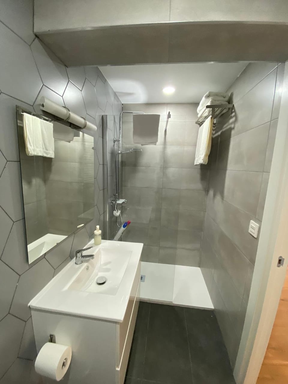 Shower, Toilet, Bathroom, towels