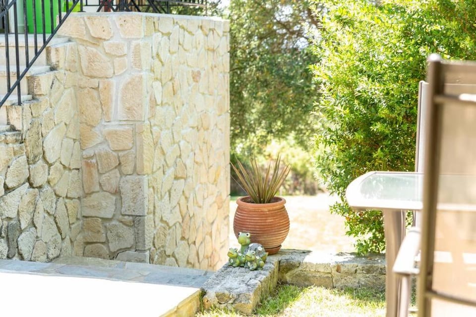 Serenity Cove, The Fox s Lair Hospitality Apartment in Halkidiki