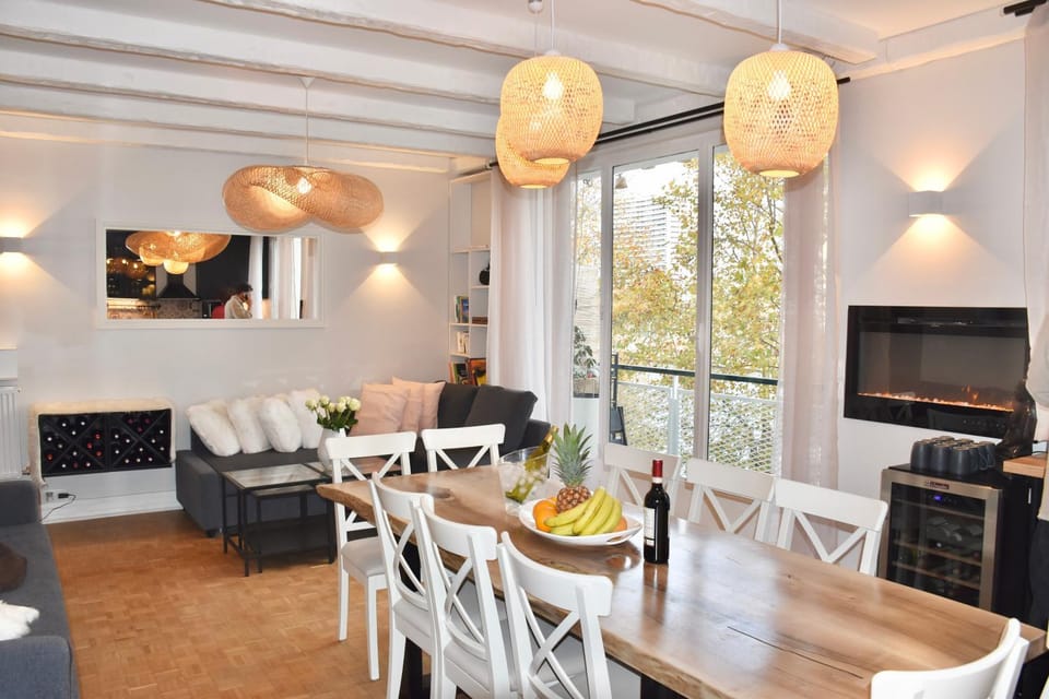 Property building, Communal lounge/ TV room, Balcony/Terrace, Living room, Lounge or bar, Parking, flat iron, furniture, minibar, oven