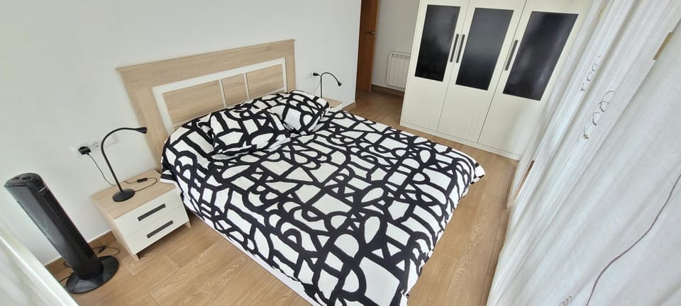 Bed, Photo of the whole room, Bedroom, internet