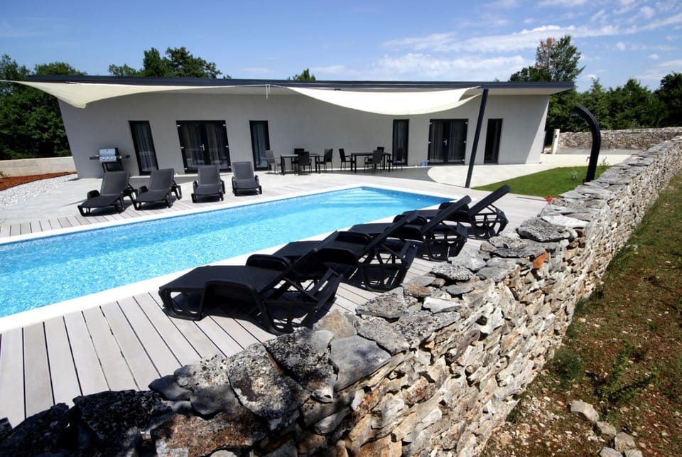 Property building, Garden, Swimming pool