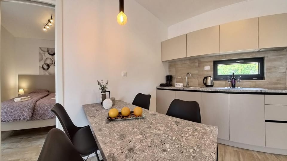 Kitchen or kitchenette, Dining area