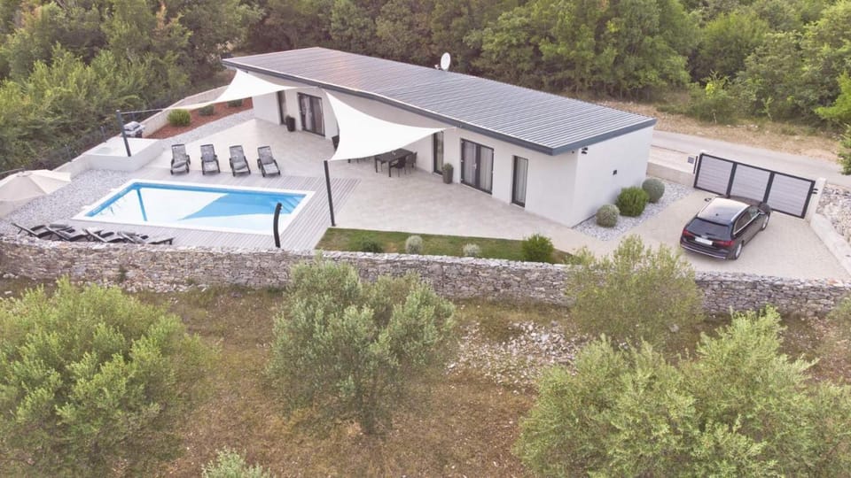 Property building, Nearby landmark, Neighbourhood, Swimming pool, Location, Parking