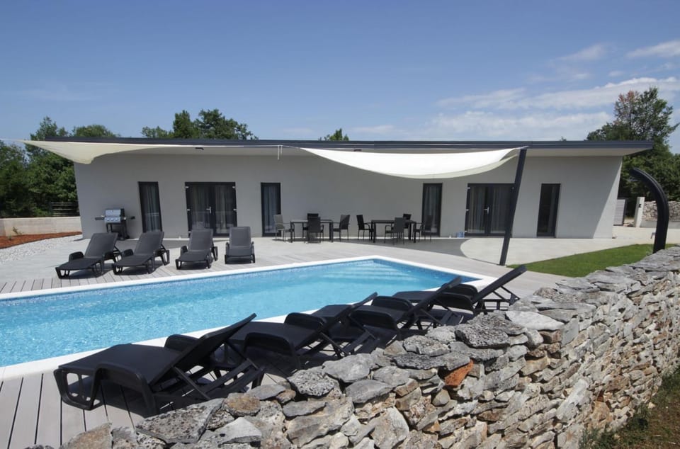 Property building, Garden, Swimming pool
