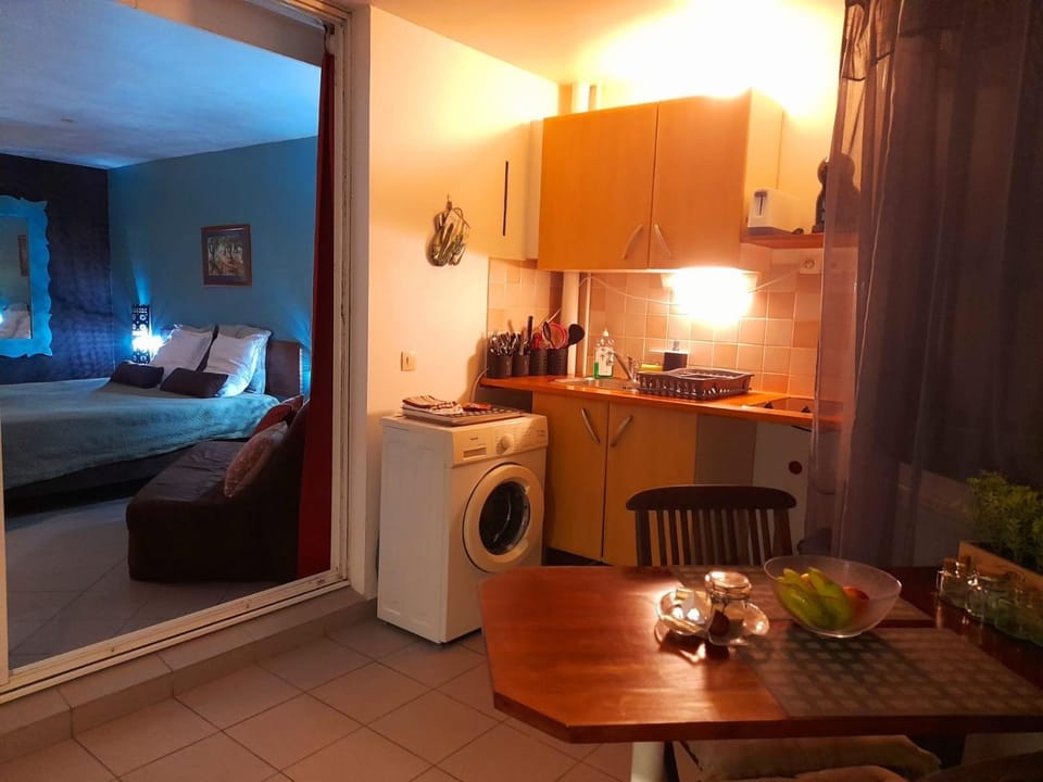 Kitchen or kitchenette, stove, washing machine