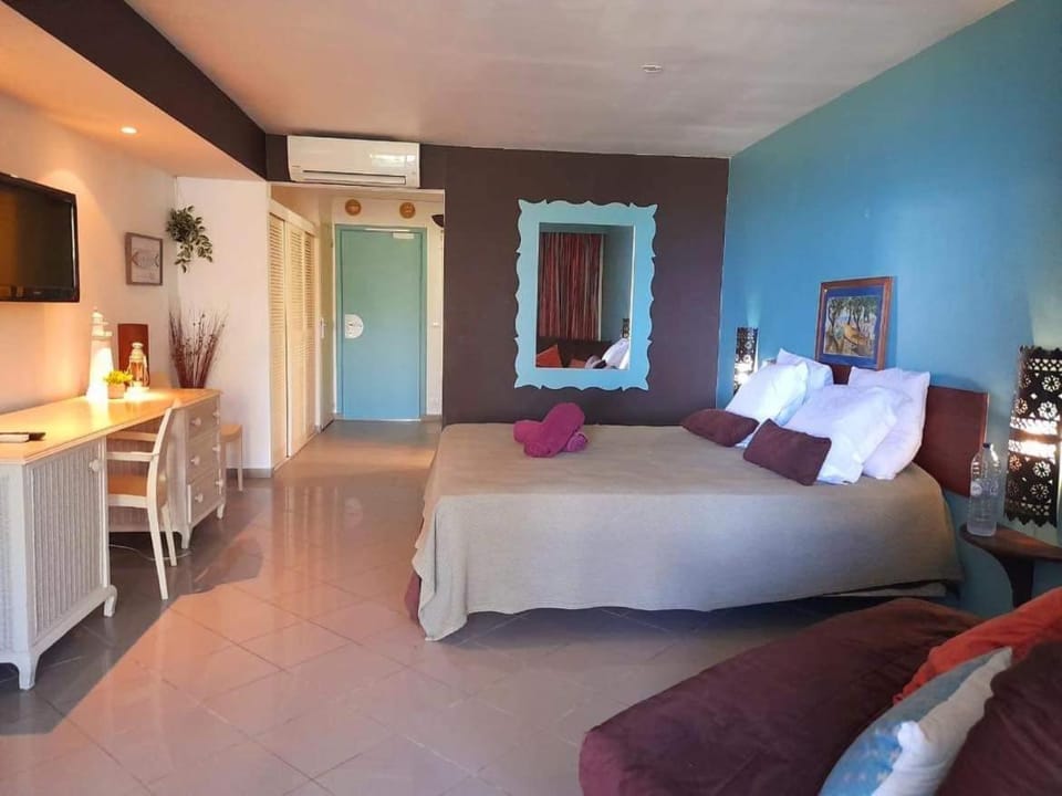 Bed, TV and multimedia, Photo of the whole room, Bedroom, towels, air conditioner
