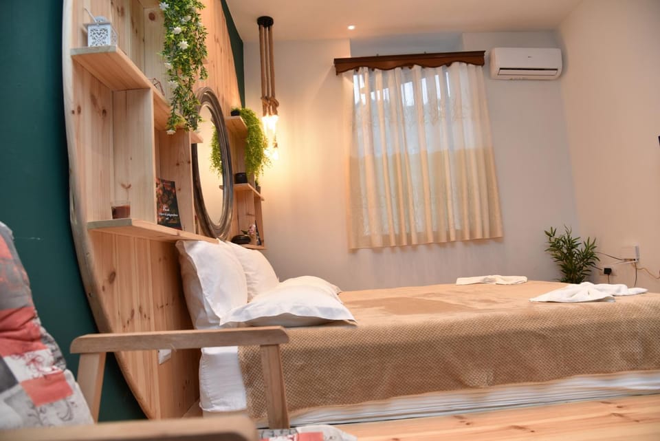 Bedroom, air conditioner