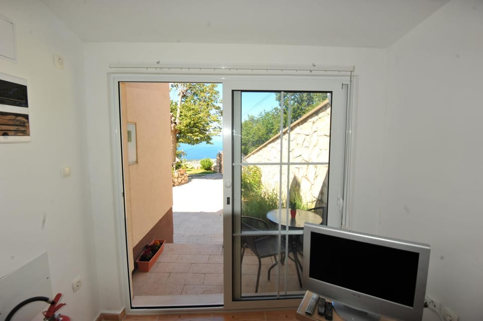 Photo of the whole room, Sea view