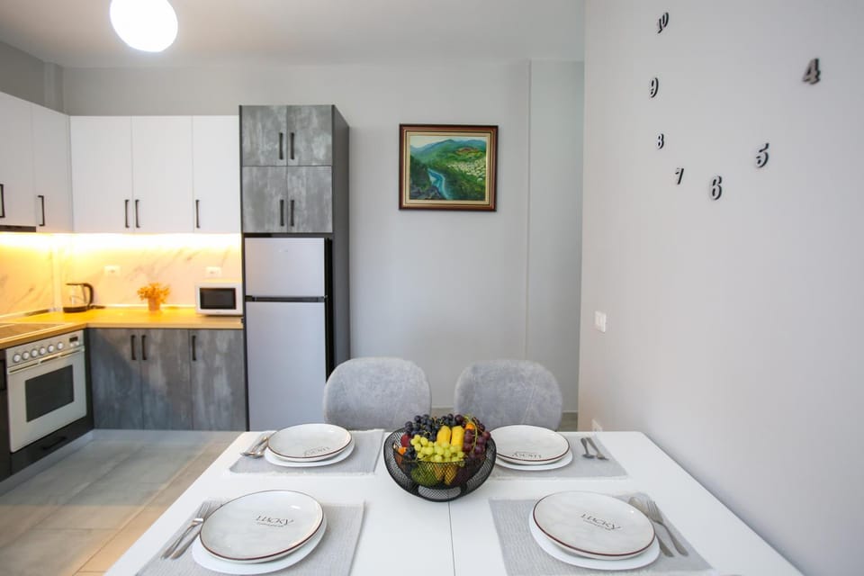 Kitchen or kitchenette, Dining area, oven