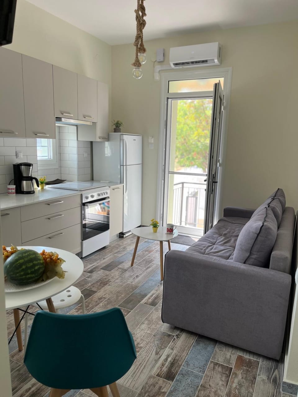 Kitchen or kitchenette, Living room