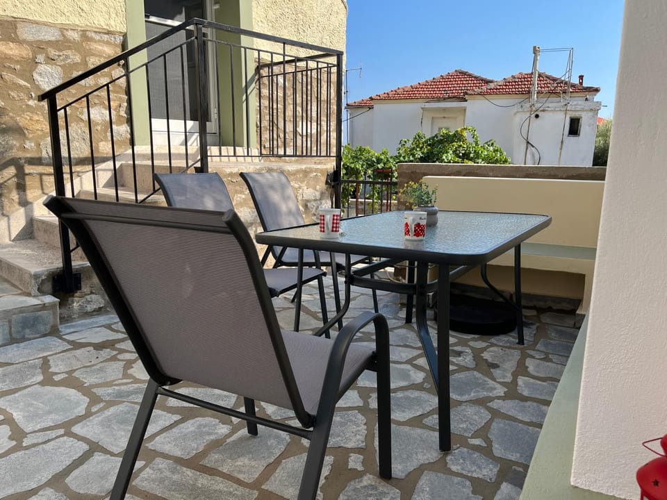 Property building, Patio, Balcony/Terrace, Seating area