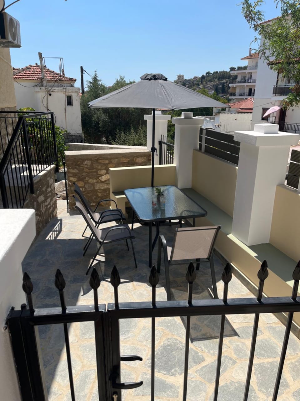 Property building, Day, Balcony/Terrace, Seating area, Dining area