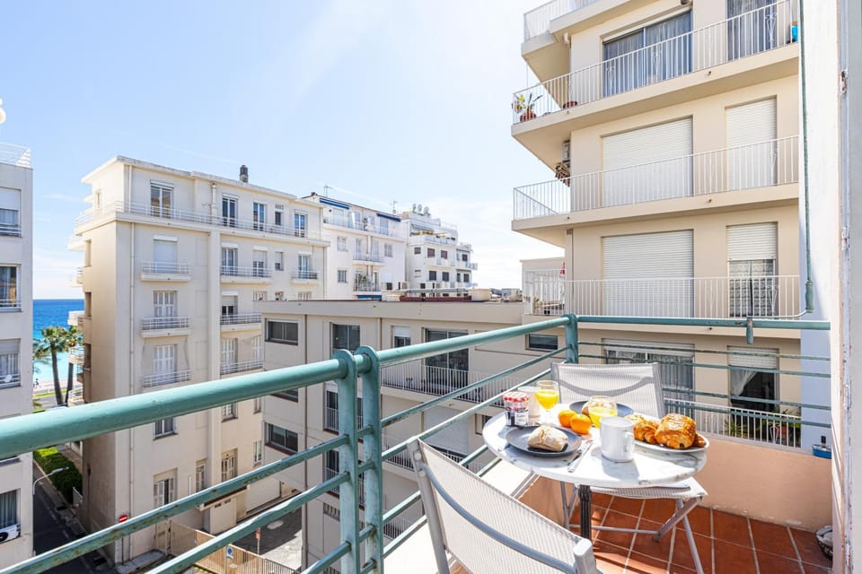View (from property/room), Balcony/Terrace, Dining area, City view