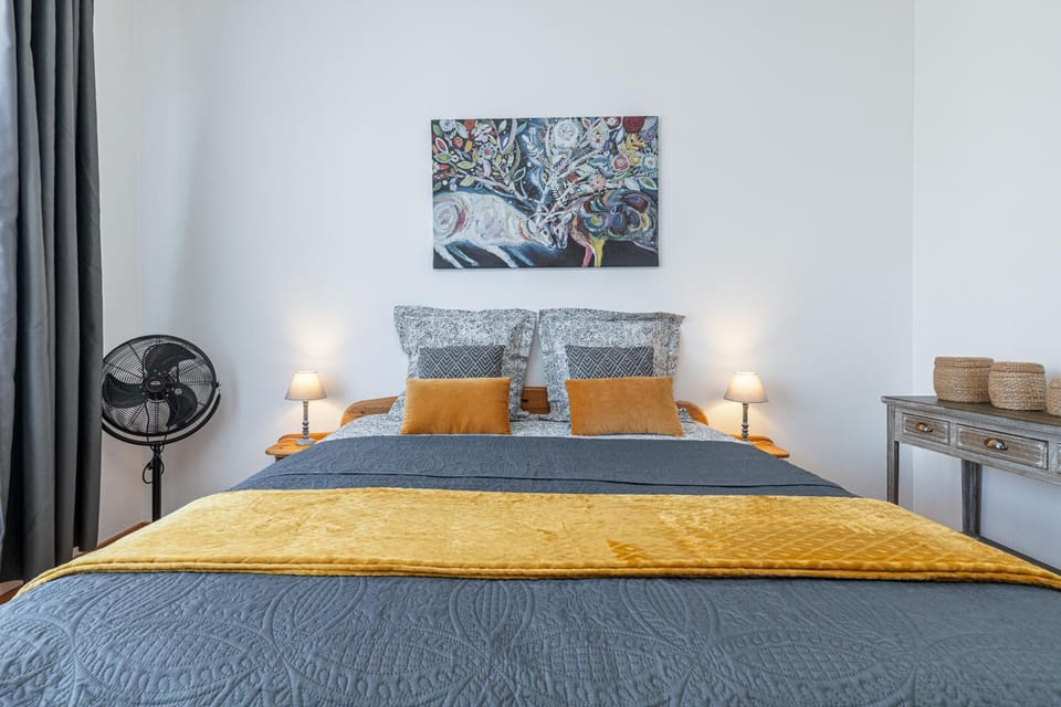 Bed, Photo of the whole room, Bedroom, fireplace