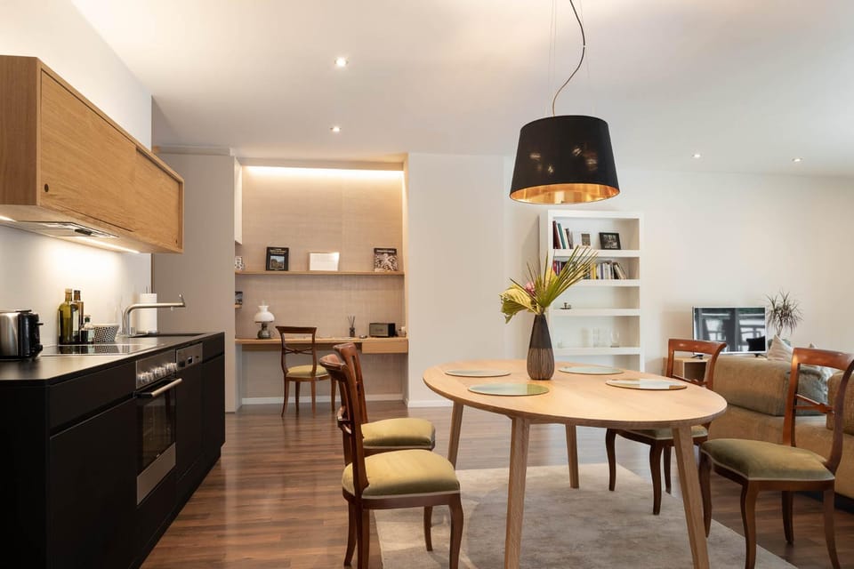 Kitchen or kitchenette, Living room, Seating area, Dining area