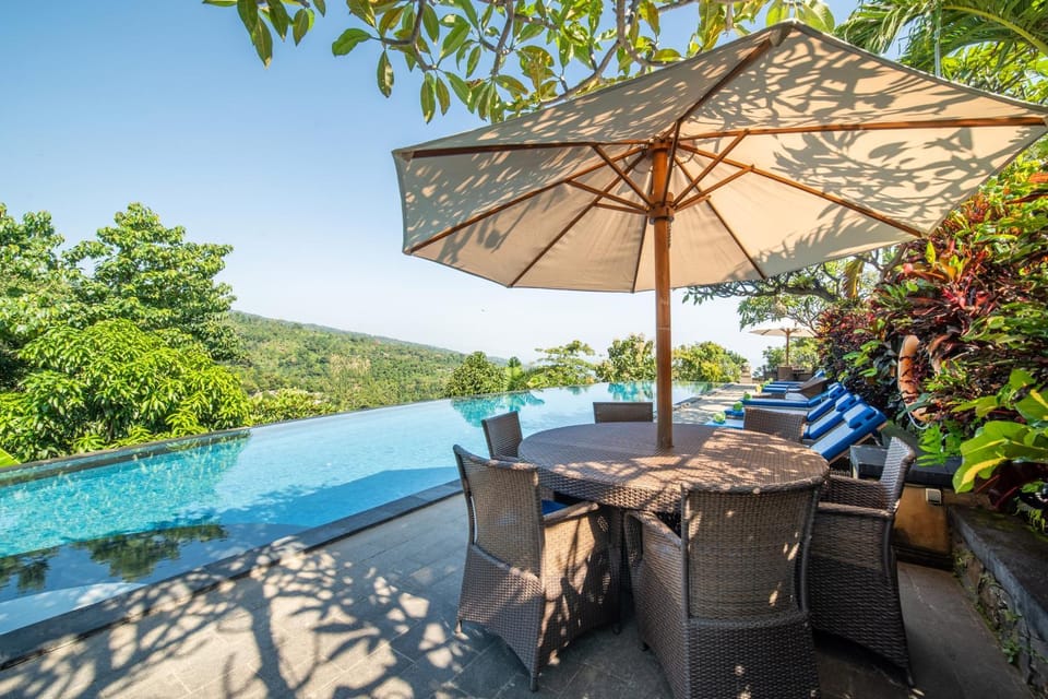 Natural landscape, Mountain view, Pool view, Swimming pool, Internal: Not applicable to any particular room