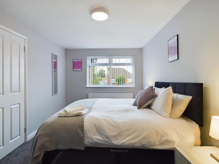 Bed, View (from property/room), Photo of the whole room, Bedroom, towels