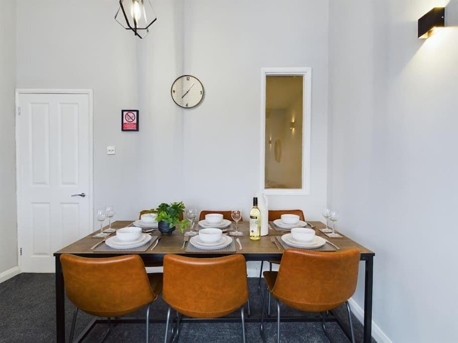 Food and drinks, Seating area, Dining area