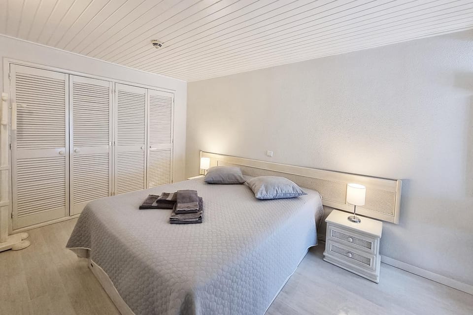 Bed, Photo of the whole room, towels
