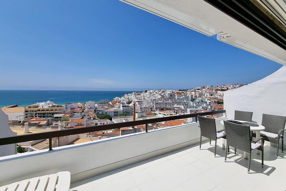 View (from property/room), Balcony/Terrace, City view, Sea view