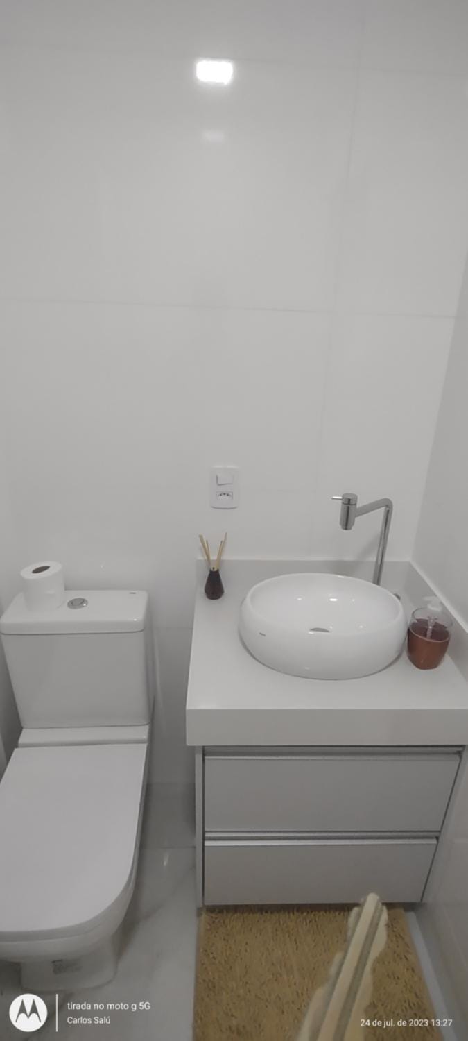 Toilet, towels