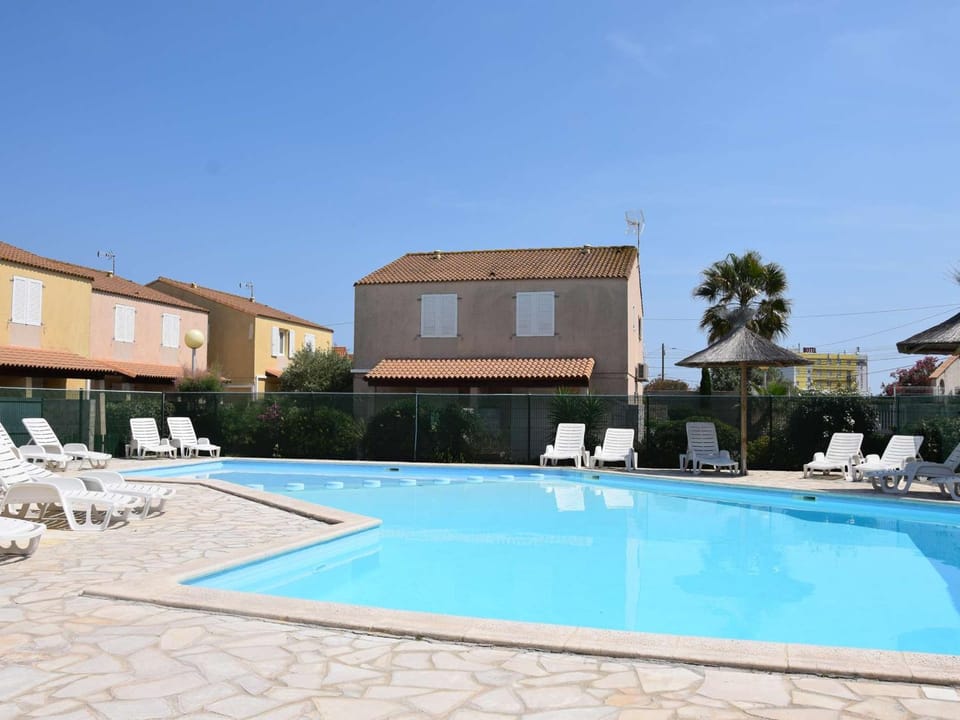 Maison Duplex avec Piscine et Proche Plage, Parking Inclus - FR-1-387-197 House in Marseillan