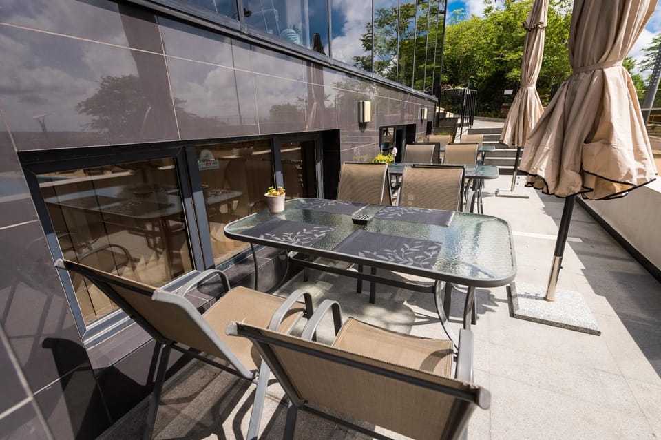 Day, Seating area