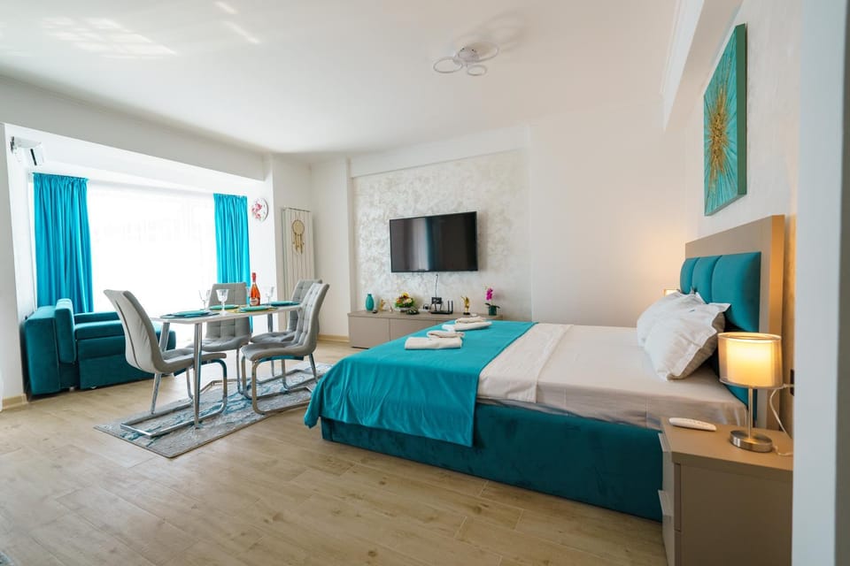 Bed, TV and multimedia, Photo of the whole room, Dining area, Bedroom