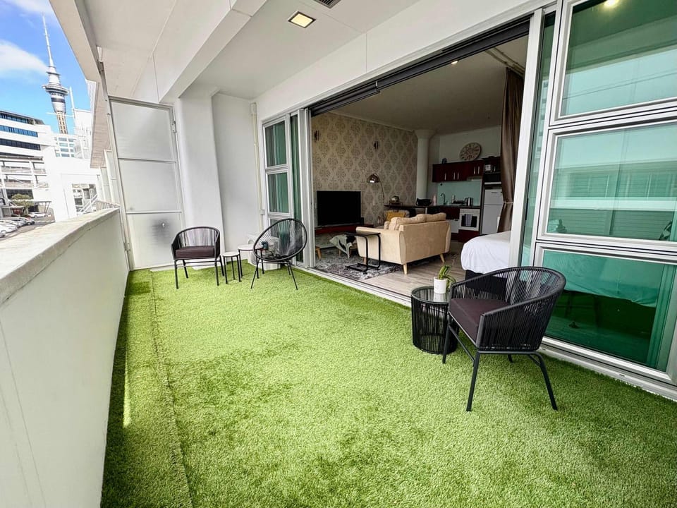 Close to Ferry! Viaduct Studio with a Balcony by Zodiak Stays Apartment in Auckland