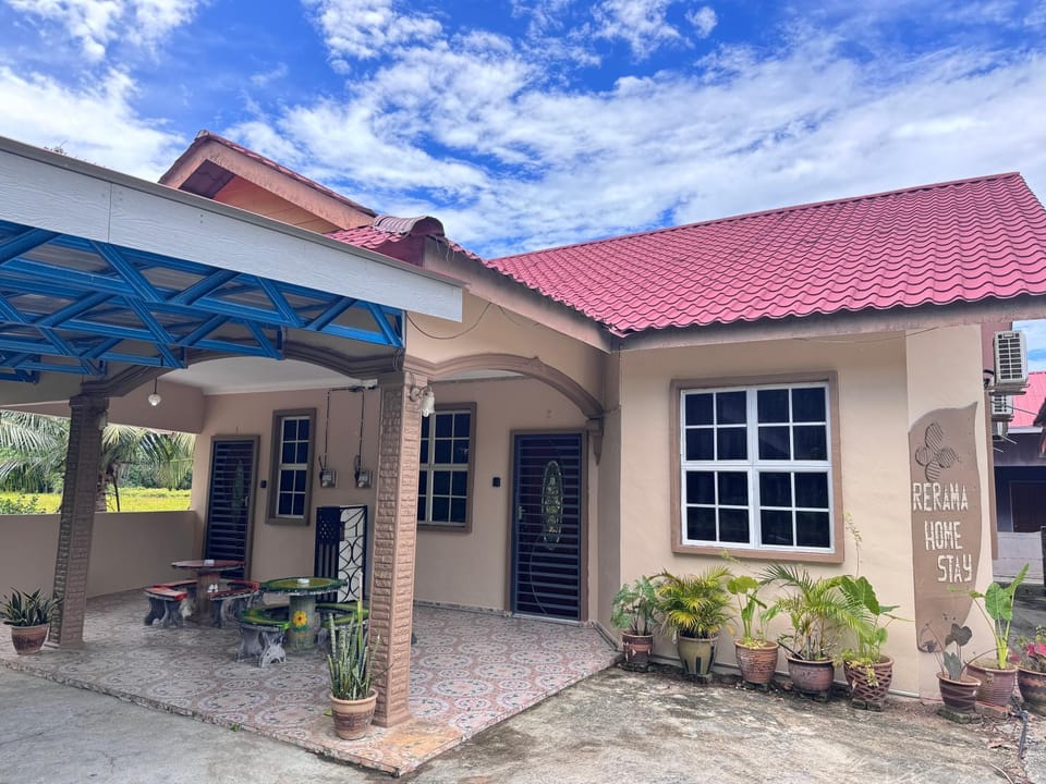 Rerama Homestay Langkawi 5 minutes driving to Chenang Beach, kitchen, Wifi, parking, village vibes Inn in Kedah