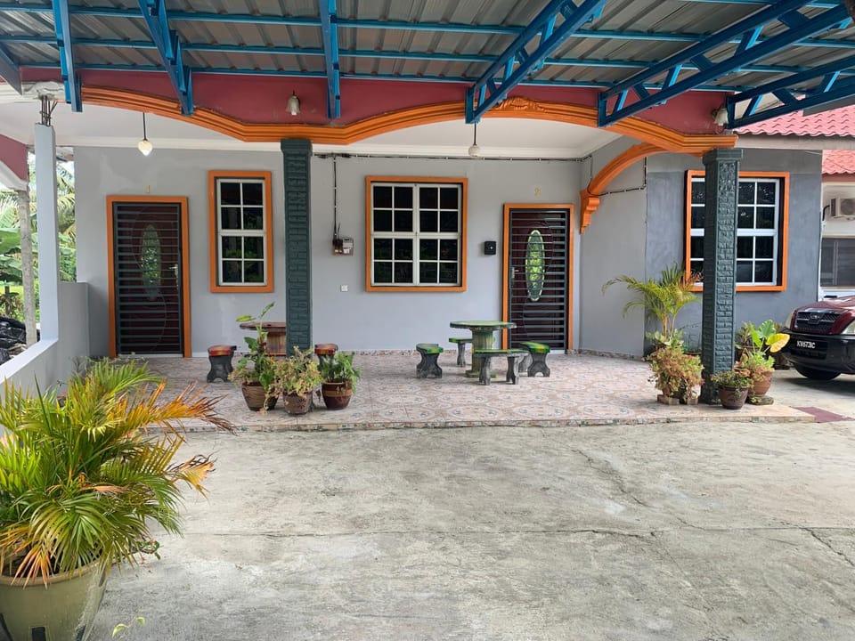 Rerama Homestay Langkawi 5 minutes driving to Chenang Beach, kitchen, Wifi, parking, village vibes Inn in Kedah