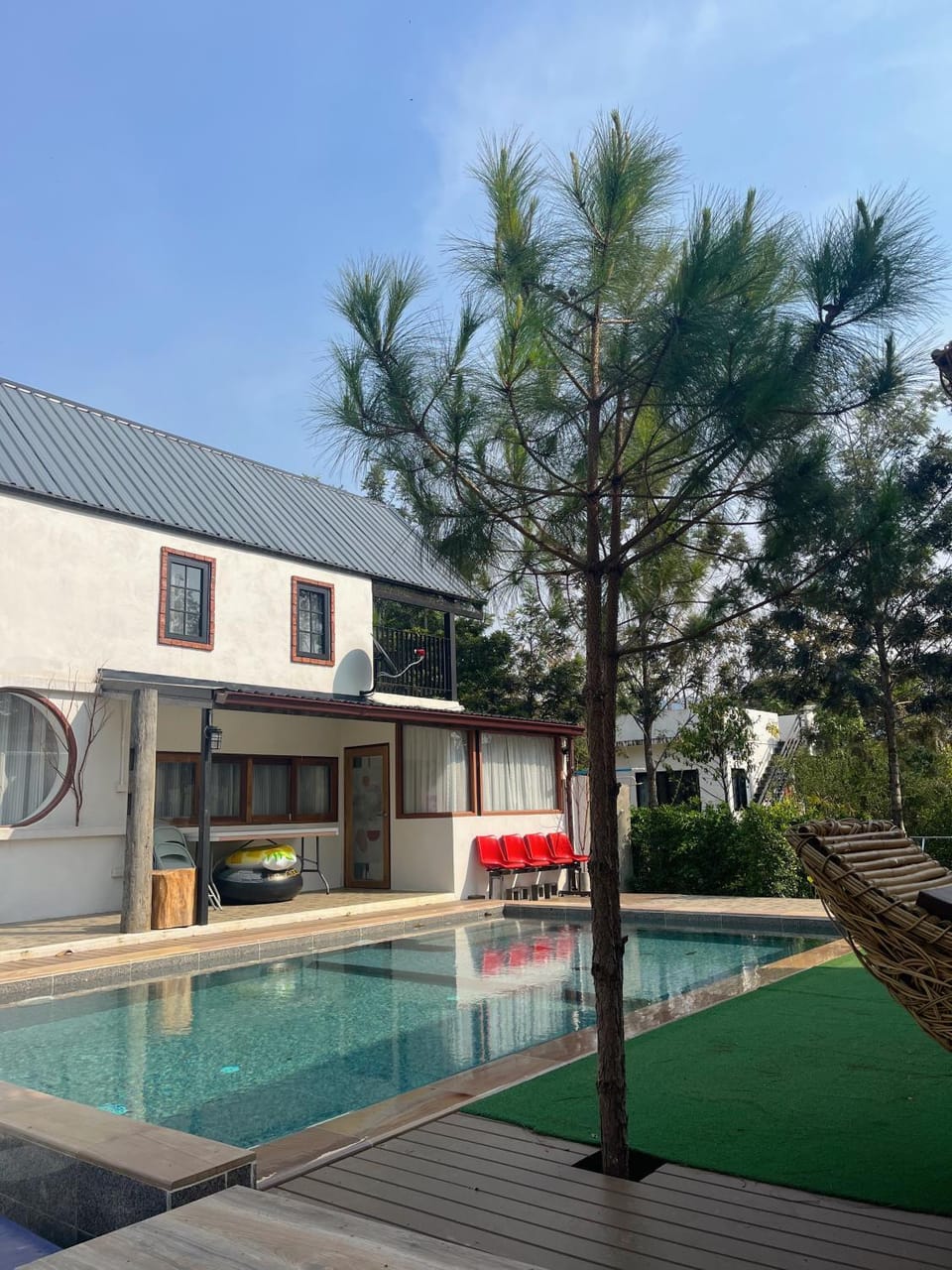 Property building, Day, Pool view, Swimming pool, sunbed