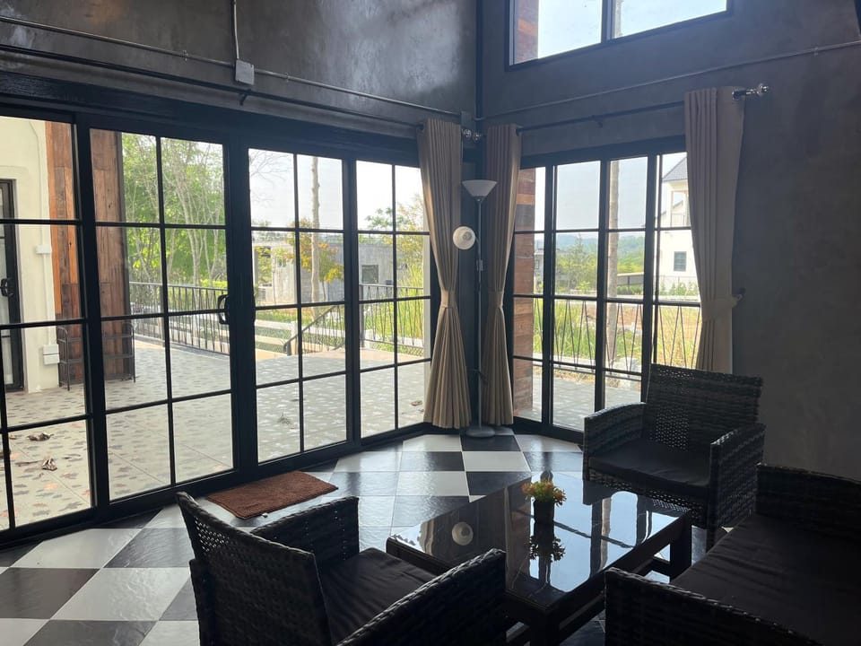 Patio, View (from property/room), Balcony/Terrace, Living room, Seating area, Dining area