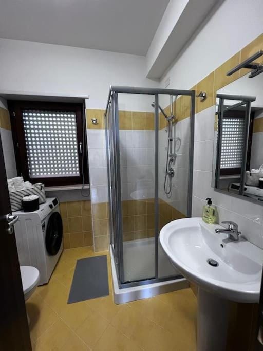 Shower, Toilet, Bathroom, washing machine