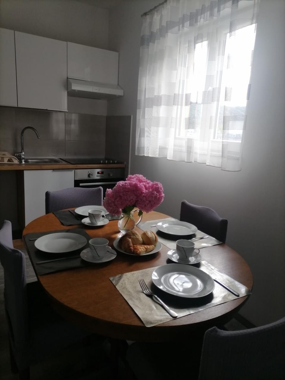 Kitchen or kitchenette, Dining area, minibar