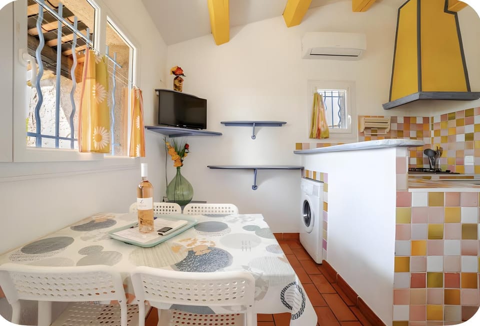 Property building, Kitchen or kitchenette, Living room
