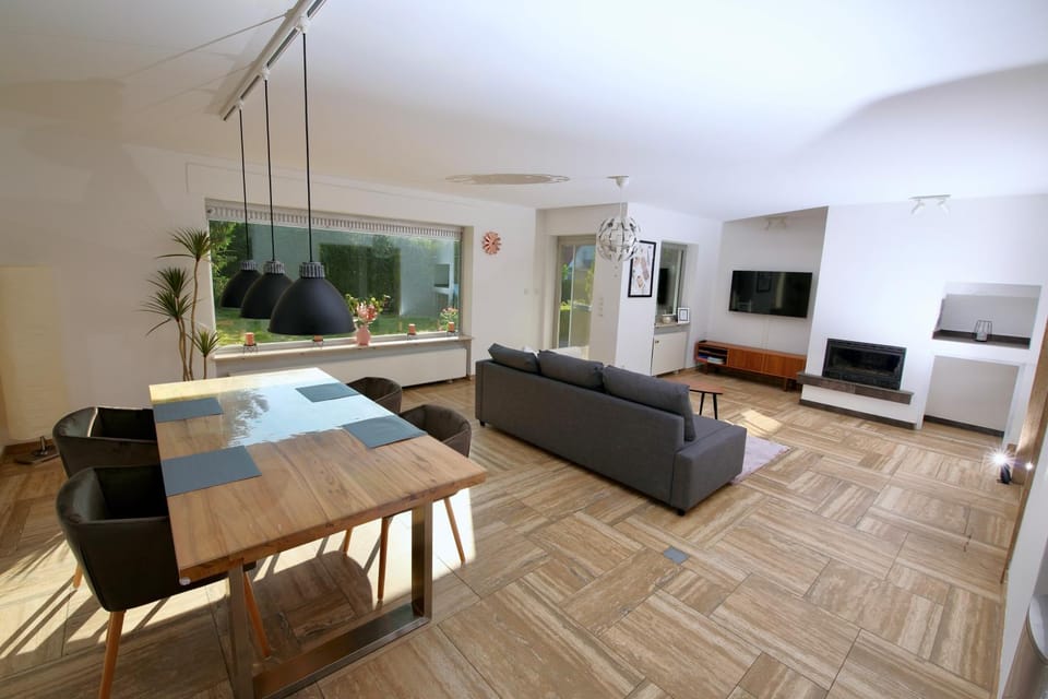TV and multimedia, Living room, Evening entertainment