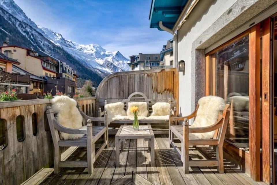 View (from property/room), Balcony/Terrace, Seating area, Mountain view