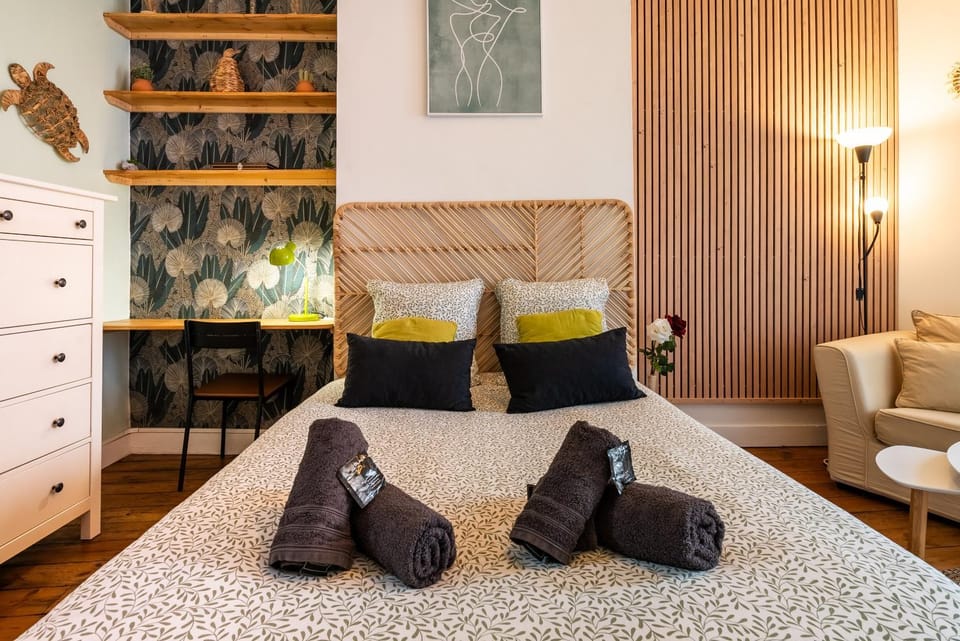 Bed, Seating area
