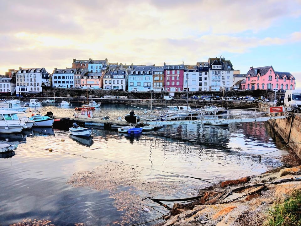 Loft avec jardin au bord de l'eau au rdc d'une ancienne école Apartment in Finistere