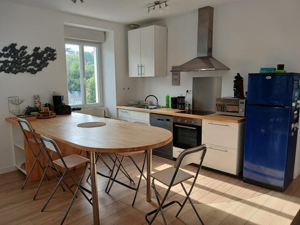 Loft avec jardin au bord de l'eau au rdc d'une ancienne école Apartment in Finistere