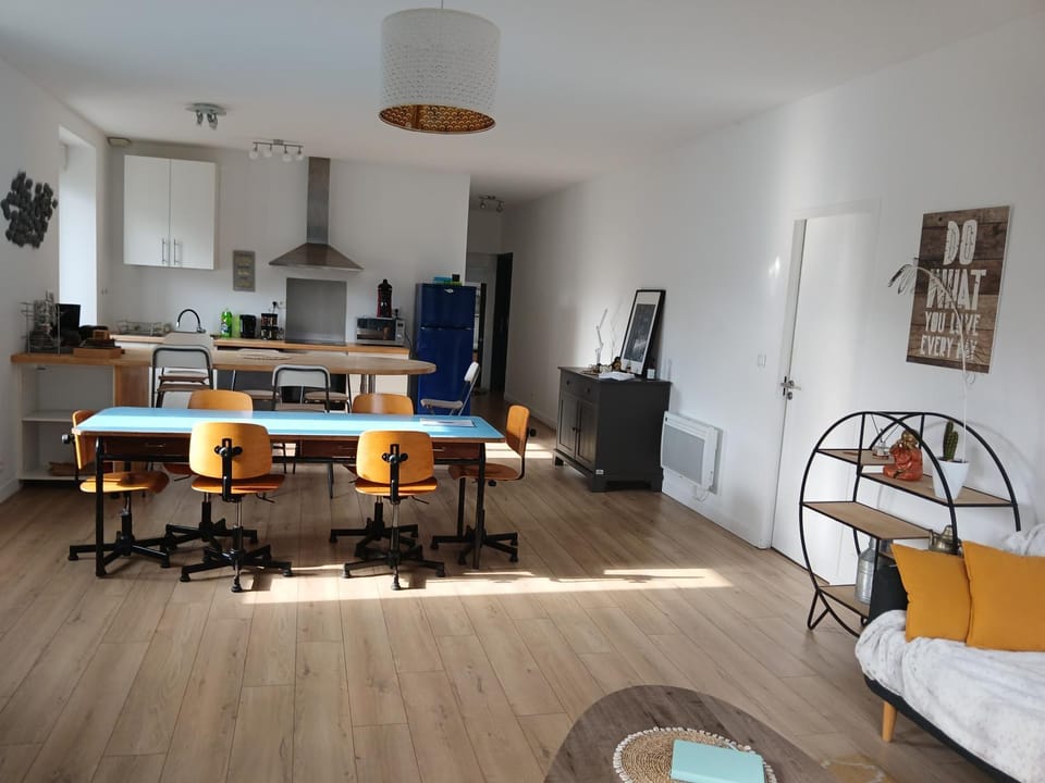 Loft avec jardin au bord de l'eau au rdc d'une ancienne école Apartment in Finistere