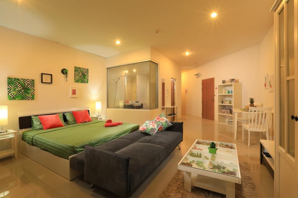 Bed, TV and multimedia, Living room, Photo of the whole room, Seating area, Bedroom