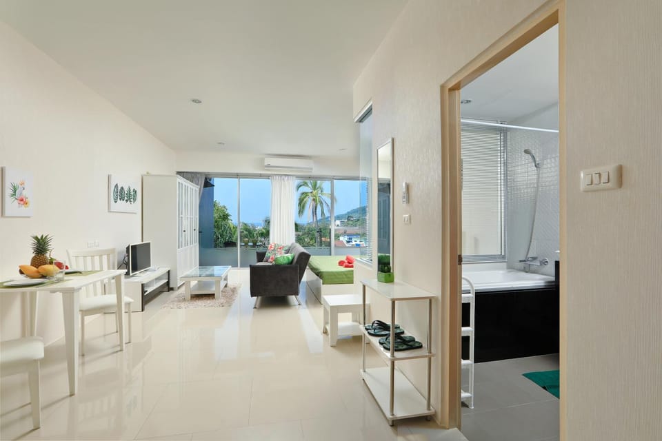 Bed, TV and multimedia, Photo of the whole room, Seating area, Sea view