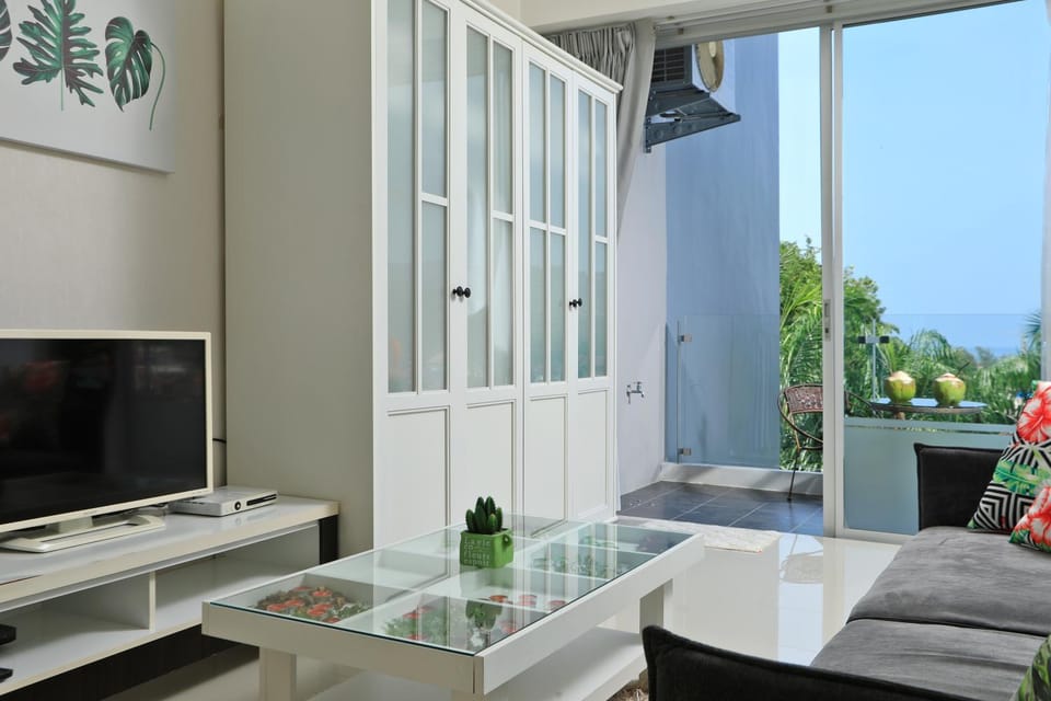 Day, TV and multimedia, View (from property/room), Balcony/Terrace, Living room, Seating area, Sea view