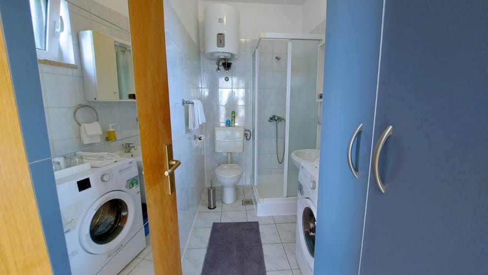 Shower, Toilet, Bathroom, towels, washing machine