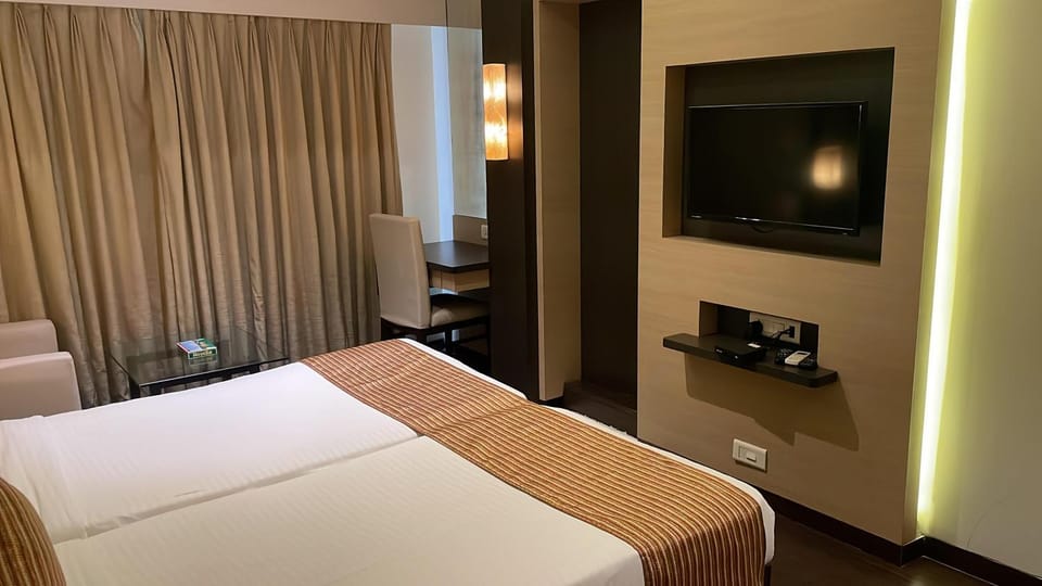 Bed, TV and multimedia, View (from property/room), air conditioner