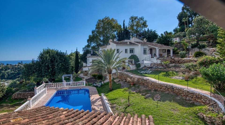 Property building, Garden, Swimming pool
